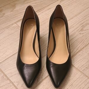 Elegant Black Marc Fisher Leather Women's Pumps In A Size 9.5 in EUC!